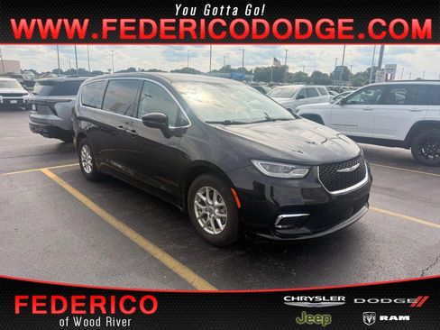 Used 2023 Chrysler Pacifica Touring-L FWD image 1