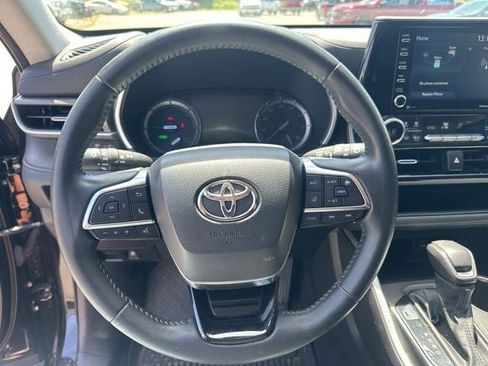 Used 2021 Toyota Highlander XLE AWD/4WD image 6