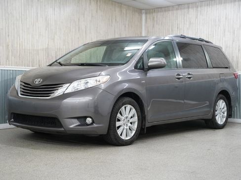 Used 2017 Toyota Sienna XLE Premium w/ Outdoor Package image 4