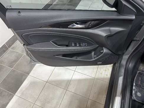 Used 2018 Buick Regal Essence w/ Driver Confidence Package #1 image 17