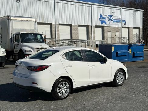 Used 2019 Toyota Yaris L image 12