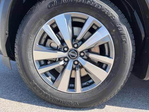 Used 2024 Nissan Pathfinder SL w/ Black Appearance Package image 12