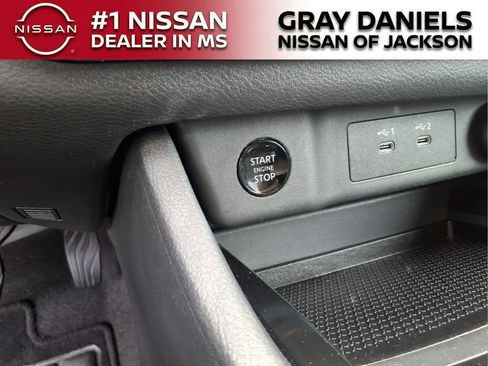 Used 2024 Nissan Rogue S FWD image 15