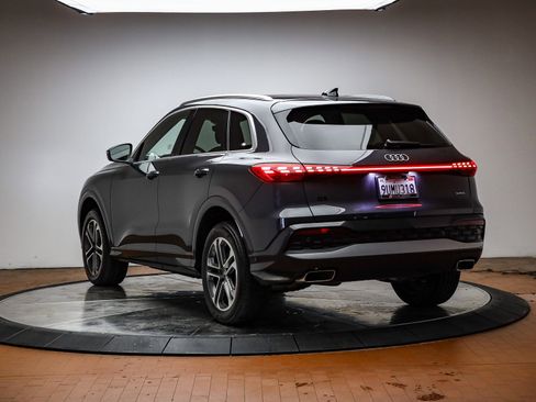 Certified 2025 Audi Q5 Premium w/ Convenience Package image 3