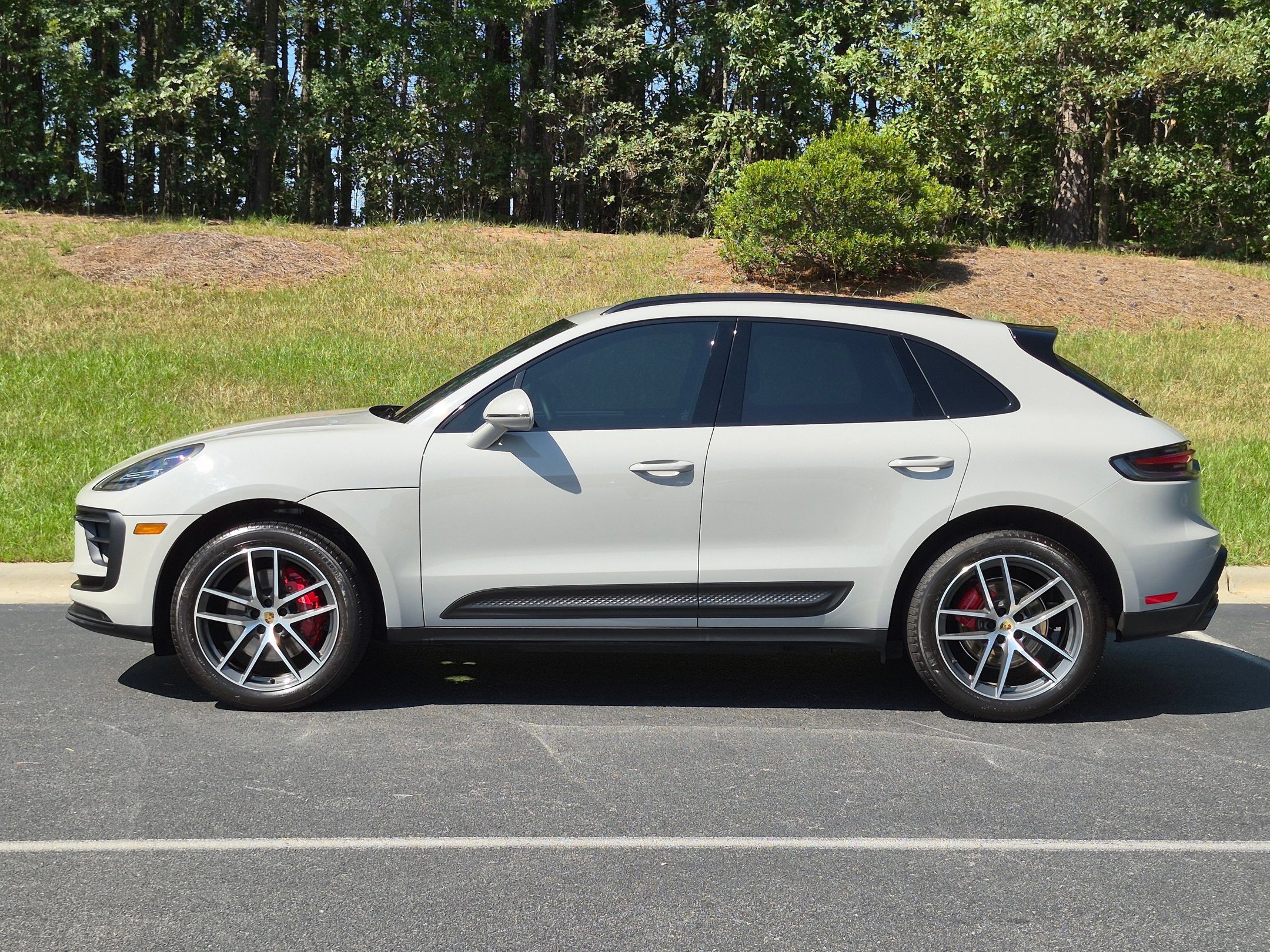 Certified 2024 Porsche Macan S AWD/4WD image 2