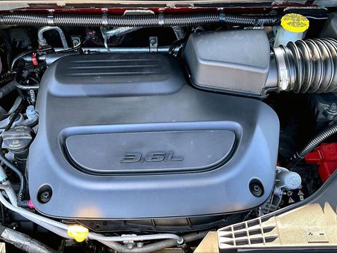 Used 2023 Chrysler Pacifica Touring-L FWD image 32