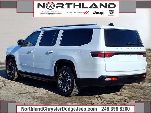 Certified 2024 Jeep Wagoneer L Series III w/ Flexible Seating Group image 2