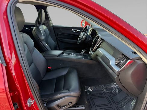 Used 2018 Volvo XC60 T5 Momentum w/ Vision Package image 15