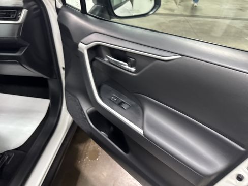Used 2025 Toyota RAV4 XLE AWD/4WD image 36