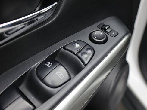 Used 2019 Nissan Kicks SR w/ SR Premium Package FWD image 17