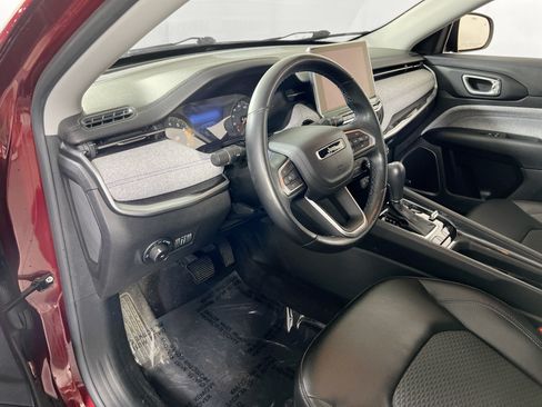 Used 2022 Jeep Compass Latitude w/ Sun and Sound Group AWD/4WD image 9