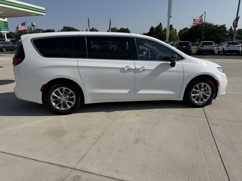 Used 2026 Chrysler Pacifica Limited FWD image 9