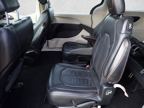 Used 2019 Chrysler Pacifica L image 9