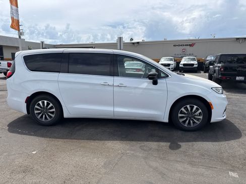 Used 2024 Chrysler Pacifica Limited FWD image 11