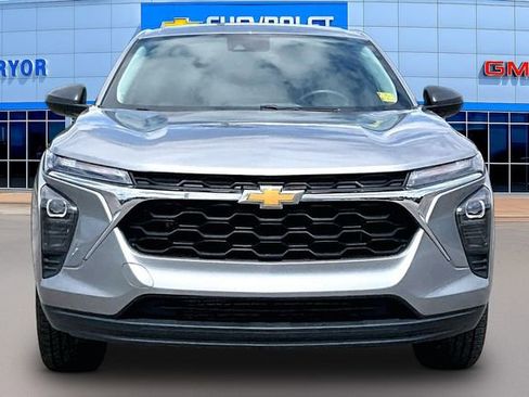 Used 2024 Chevrolet Trax LS w/ Driver Confidence Package FWD image 2