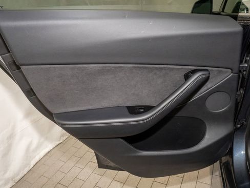 Used 2020 Tesla Model Y Long Range image 11