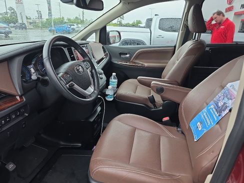 Used 2020 Toyota Sienna Limited Premium FWD image 13