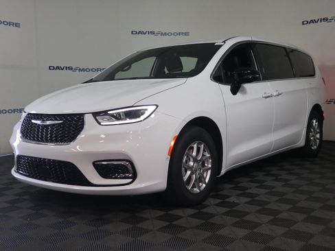 New 2026 Chrysler Pacifica Select image 12