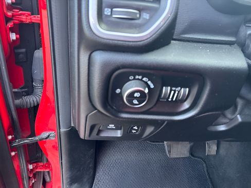 Used 2019 RAM 1500 Laramie AWD/4WD image 13