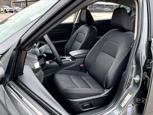 Used 2025 Nissan Altima 2.5 SV FWD image 8