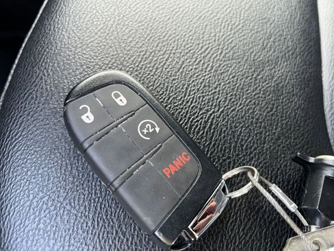 Used 2025 Jeep Compass Limited image 25