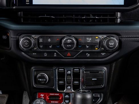 Used 2025 Jeep Wrangler Unlimited Rubicon AWD/4WD image 26