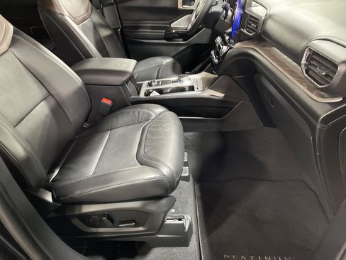 Used 2024 Ford Explorer Platinum w/ Technology Package image 16