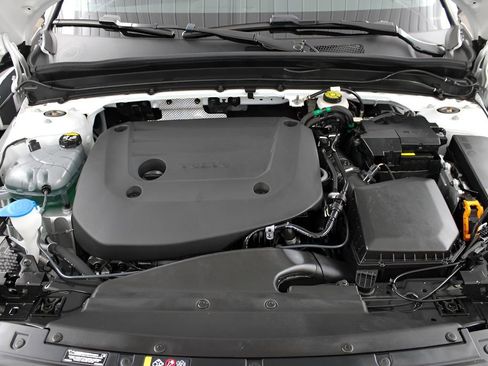 Certified 2025 Volvo XC40 B5 Ultra AWD/4WD image 47