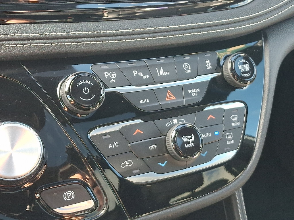 Used 2023 Chrysler Pacifica Limited w/ S Appearance Package FWD image 19