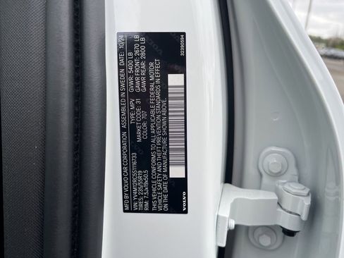 Certified 2025 Volvo XC60 B5 Plus AWD/4WD image 21