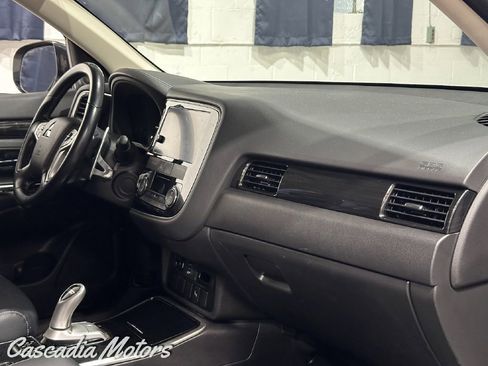 Used 2018 Mitsubishi Outlander SEL AWD/4WD image 18