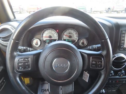 Used 2015 Jeep Wrangler Unlimited Rubicon w/ Connectivity Group AWD/4WD image 35