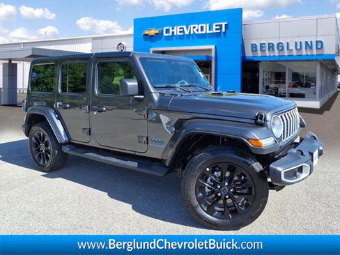 Used 2025 Jeep Wrangler Unlimited Sahara AWD/4WD image 1