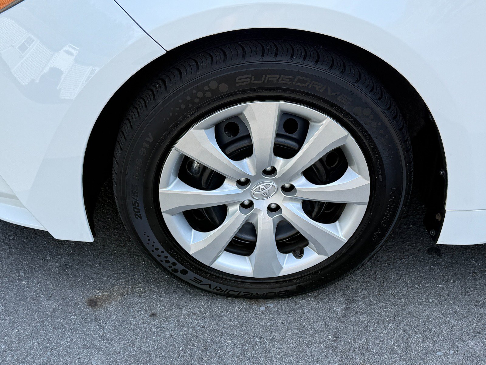 Used 2025 Toyota Corolla LE FWD image 9