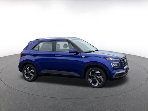 Used 2025 Hyundai Venue SEL FWD image 2