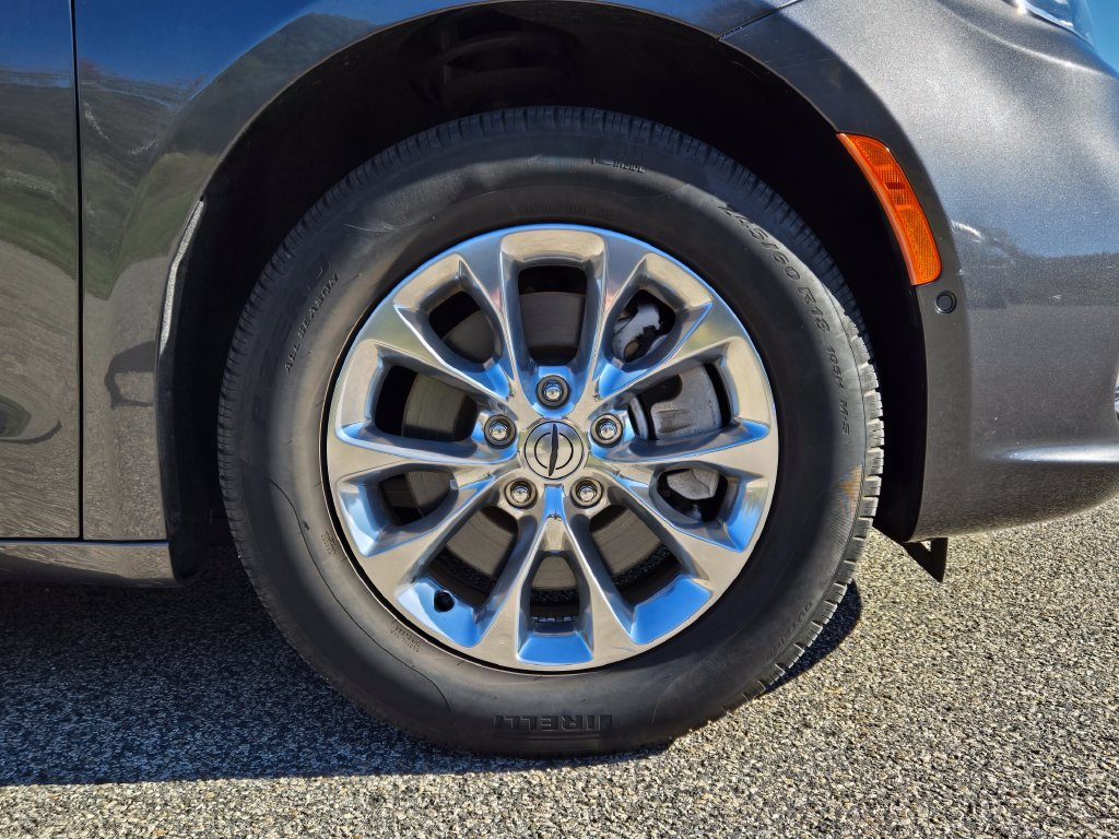 Used 2023 Chrysler Pacifica Touring-L AWD/4WD image 10
