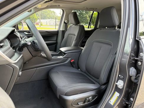 Used 2024 Jeep Grand Cherokee Laredo X AWD/4WD image 17