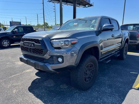 Used 2018 Toyota Tacoma TRD Off-Road w/ Four Season Floor Mat Package AWD/4WD image 5