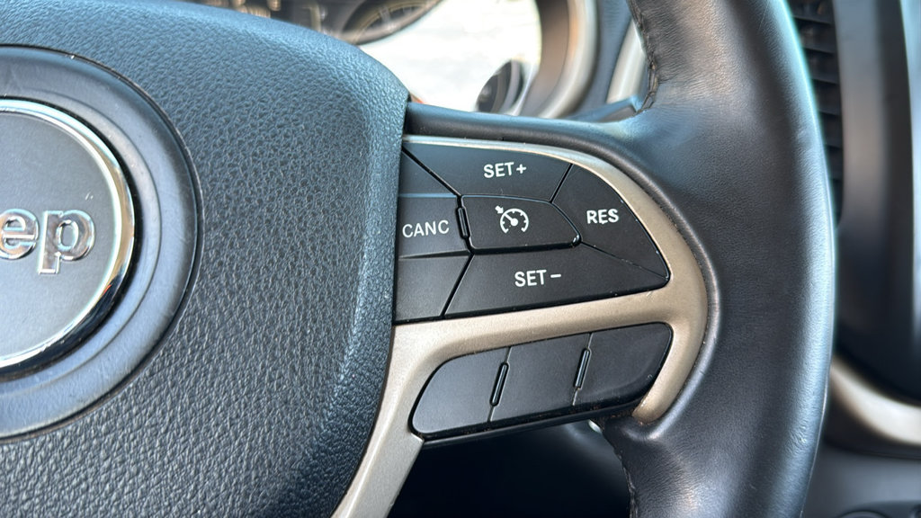 Used 2017 Jeep Cherokee Latitude w/ Comfort & Sound Group FWD image 32