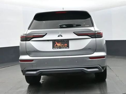Used 2025 Mitsubishi Outlander SE image 8