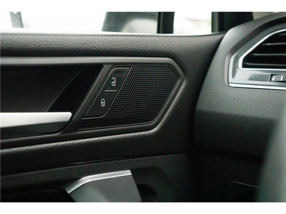 Used 2020 Volkswagen Tiguan SE w/ Panoramic Sunroof Package FWD image 27