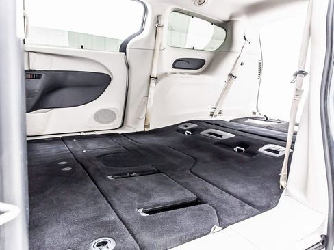 Used 2020 Chrysler Pacifica Touring-L image 37