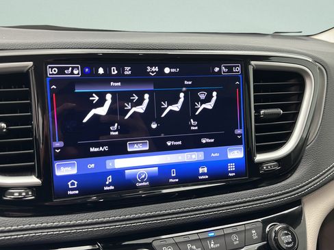 Used 2023 Chrysler Pacifica Touring-L AWD/4WD image 22