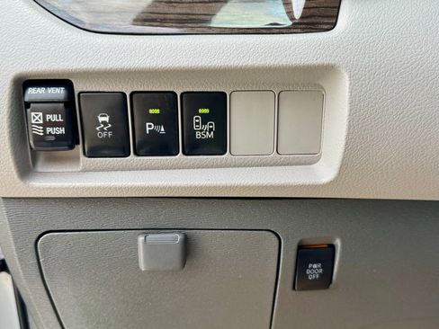 Used 2015 Toyota Sienna XLE Premium FWD image 19