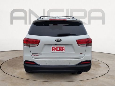 Used 2016 Kia Sorento LX w/ LX Convenience Package image 12