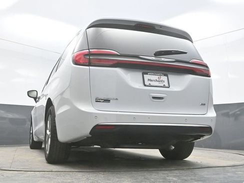 Used 2023 Chrysler Pacifica Touring-L image 31
