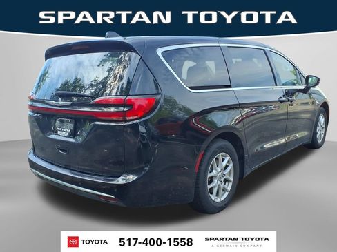 Used 2024 Chrysler Pacifica Touring-L FWD image 7