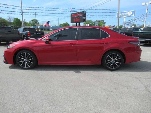 Used 2022 Toyota Camry SE image 2