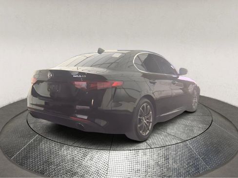 Used 2018 Alfa Romeo Giulia RWD image 2