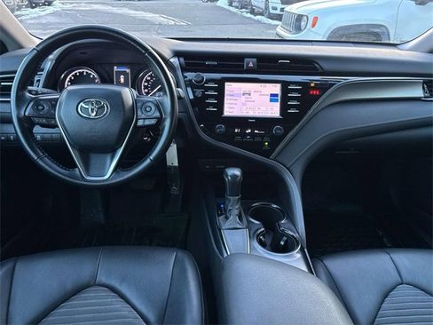 Used 2020 Toyota Camry image 10